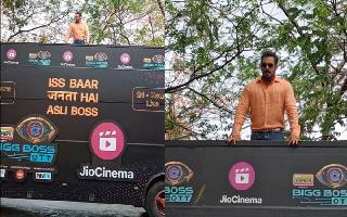 bigg-boss-ott-2-salman-khans-iconic-entry-on-a-doubledecker-bus-has-fans-cheering
